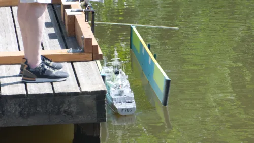Le même après son entrée dans le dock et qui doit rester immobilisé sans toucher les bords