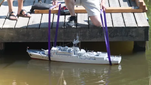 Opération délicate, remonter la maquette sur le ponton sans rien casser