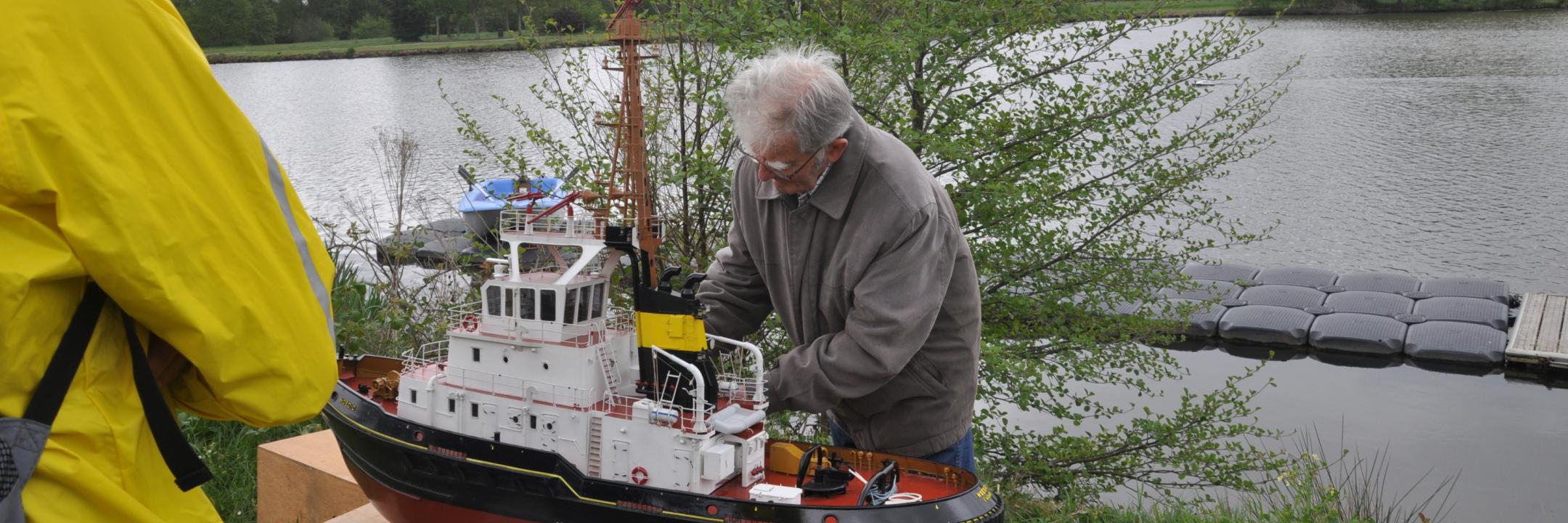 Guy Joalland prépare son HOEDIC pour la navigation